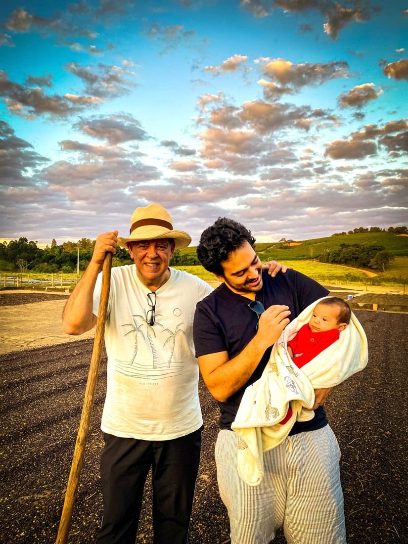 Três gerações da família Vilela reunidas no terreiro da fazenda